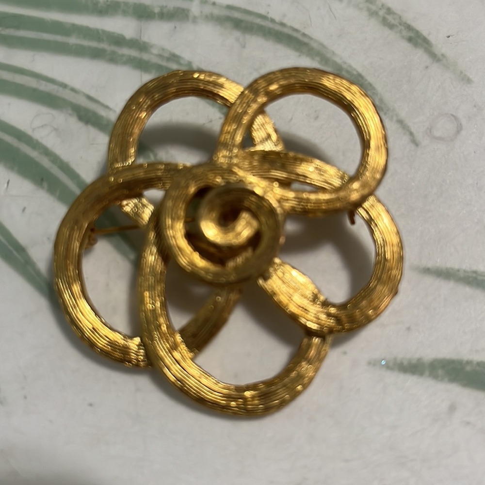 Gold swirl pin.